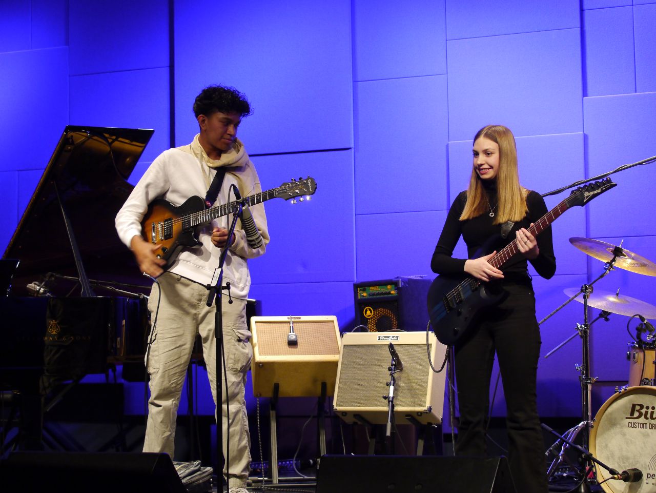 Band Jazz, zwei Jugendliche auf der Bühne. 