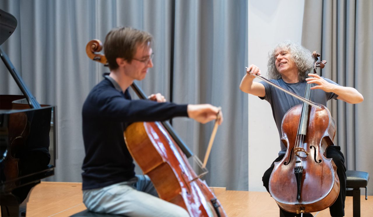 Cellist Steven Isserlis gibt Meisterkurs für Studenten.