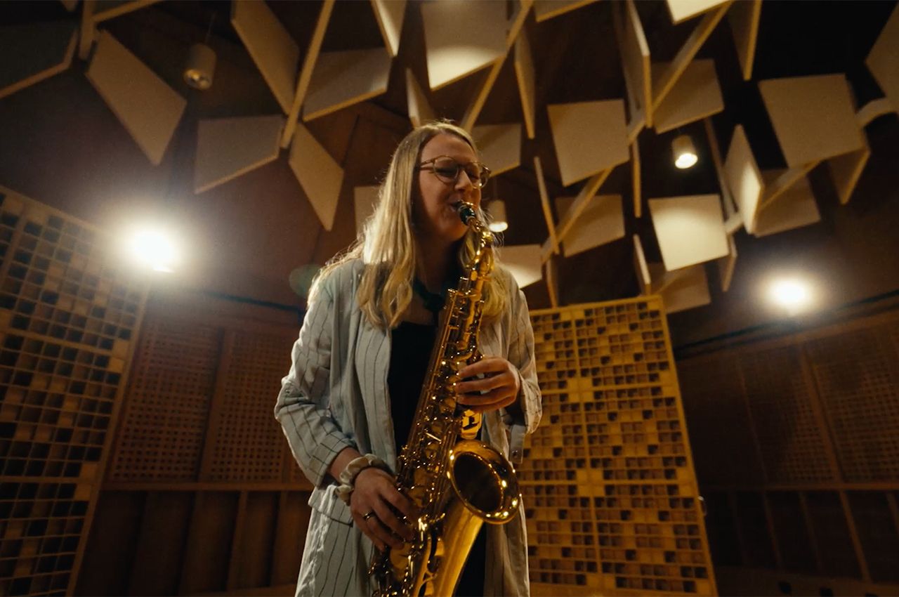 Saxophonistin im Saal des Jazzcampus