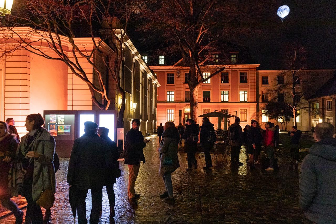 Beleuchteter Hof der Musik-Akademie Basel mit Besucher:innen der Museumsnacht