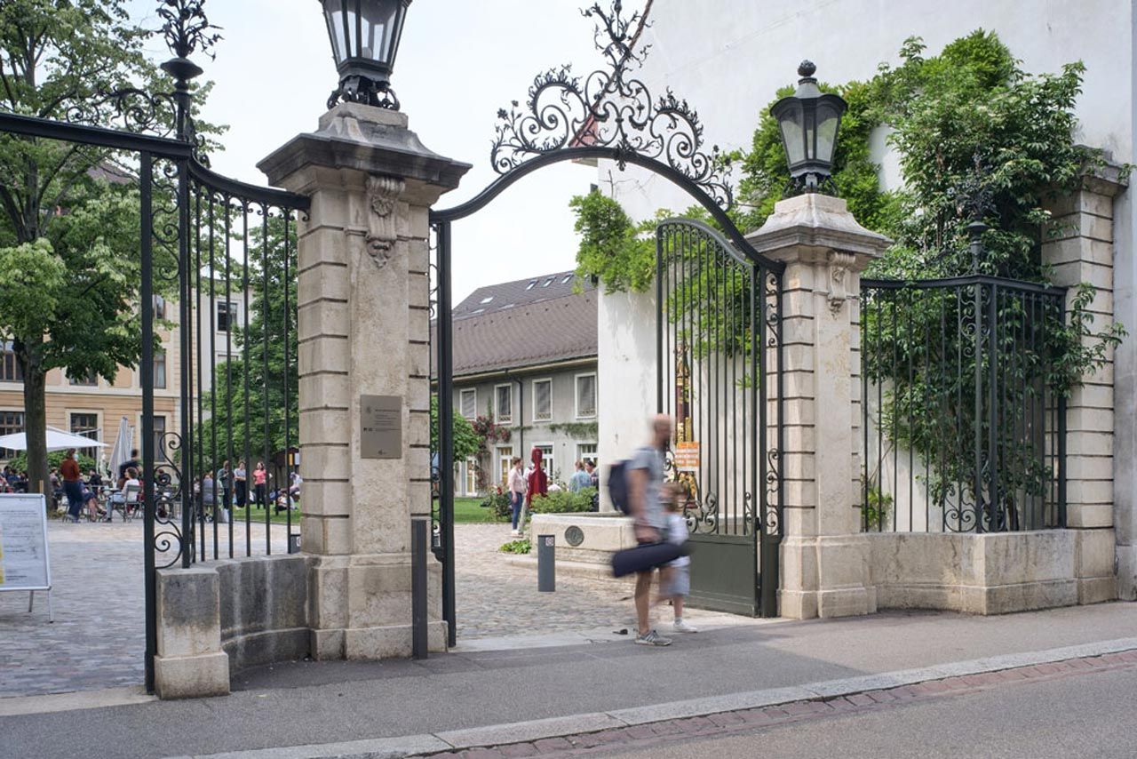 Blick seitlich durch Haupttor auf den Campus MAB