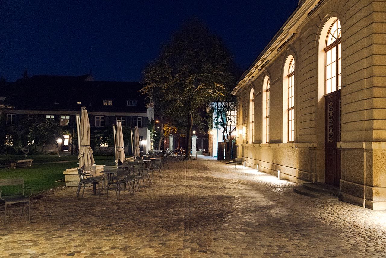 Blick vom Hof zum Grossen Saal der Musik-Akademie Basel mit nächtlicher Beleuchtung