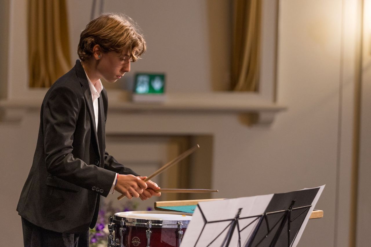 Junger Schlagzeuger, Drumsticks