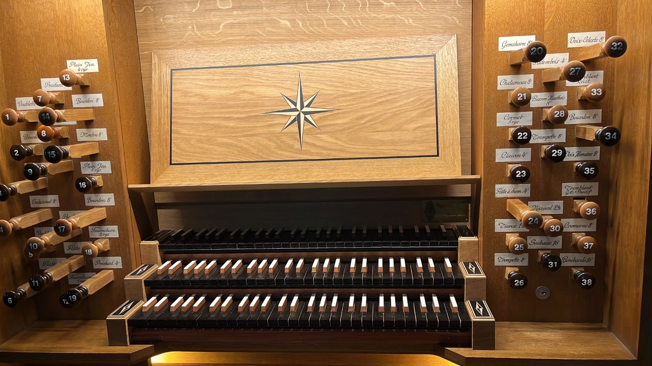 Die neuen Tastaturen der Orgel in der Theodorskirche