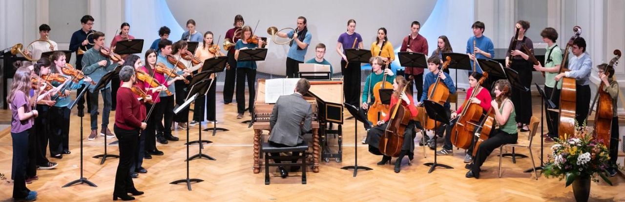 Jugendliche bei Orchesterkonzert im Konzertsaal