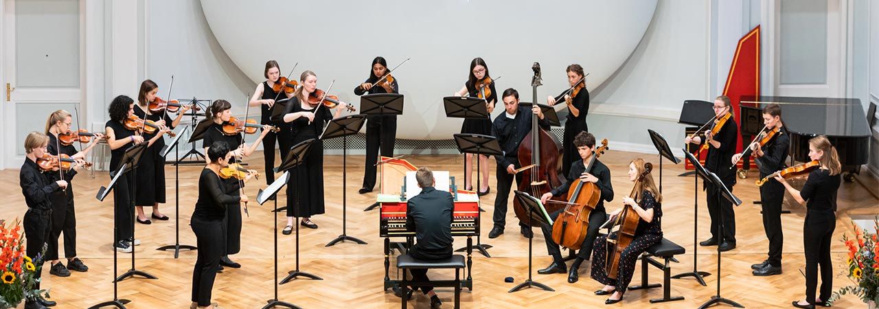 Jugendliche bei Orchesterkonzert im Konzertsaal