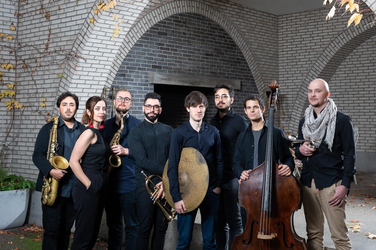 Die focusyear-Band 21: sieben Jazzmusiker:innen portraitiert im Hof des Jazzcampus